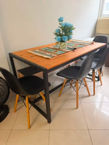 Vendo mesa de jantar com 4 cadeiras - em perfeito estado.