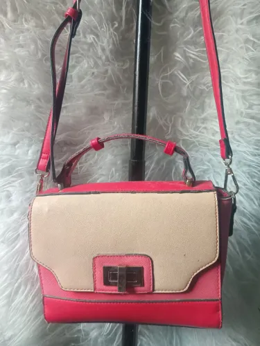 Bolsa feminina tiracolo bege e vermelho 