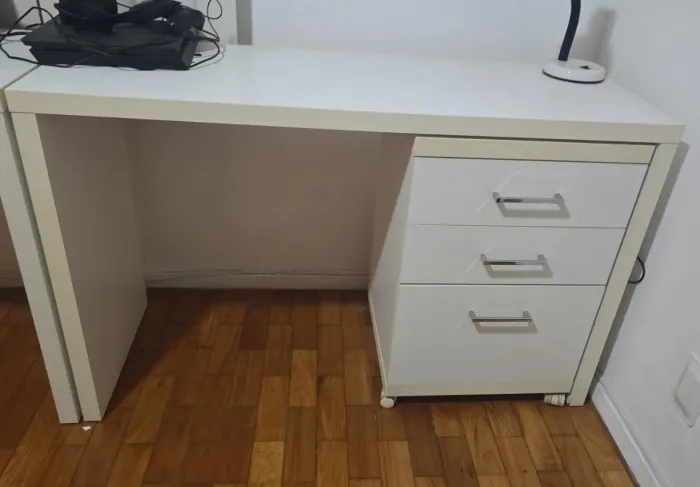 Escrivaninha com gaveteiro