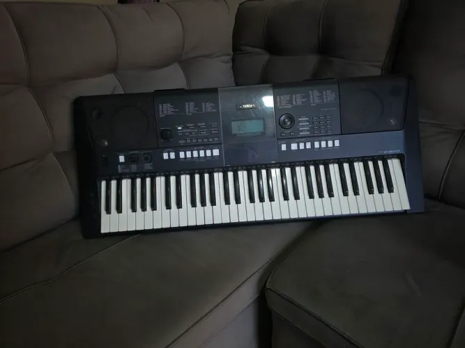 Teclado Yamaha PSR-E423 61 Teclas Sensitivas em Ótimo Estado