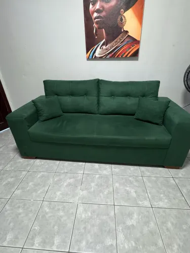 Vende-se um sofá semi novo com duas poltronas
