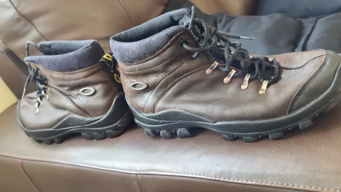 Bota Oakley 