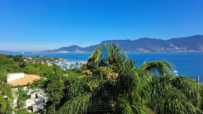 Casa em Condomínio de Alto Padrão em Ilhabela-SP: 3 Quartos / Suítes, 2 Salas, 1 Vaga de G