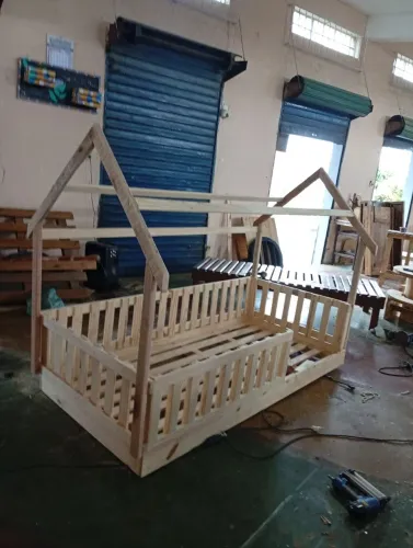 Cama de solteiro em formato de casinha em madeira sob medida fabricação própria