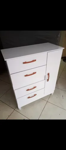 Vende se cômoda,por 280 tá semi nova chama no WhatsApp *