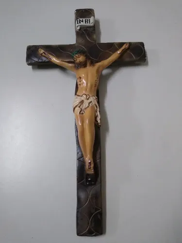 Crucifixo em Cerâmica e Cores Naturais. 51x30cm (Entrega em Seu Endereço)