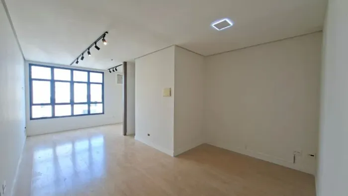 Sala comercial 36 m² com ambiente reservado, banheiro e acabamento moderno no Jardim Aquar