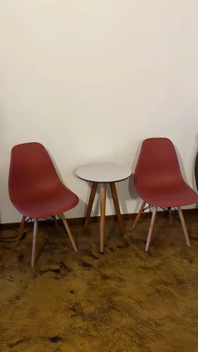 Mesa redonda com cadeiras