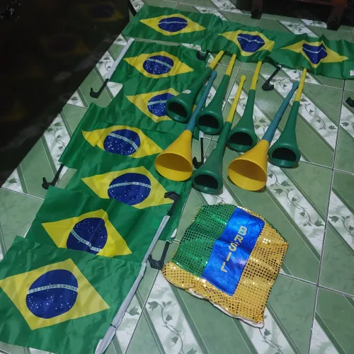 Kit copa do Mundo nove bandeiras sete cornetas e um chapéu 