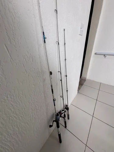 Varas de pescar com molinete