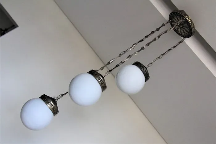 Lustre Classico com 3 Globos de Vidro e Metais Ouro Velho - Anos 60