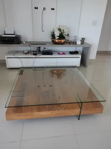 Mesa de centro - base em madeira de demolição e tampo de vidro.