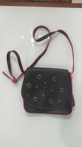 Bolsa preta e vermelha