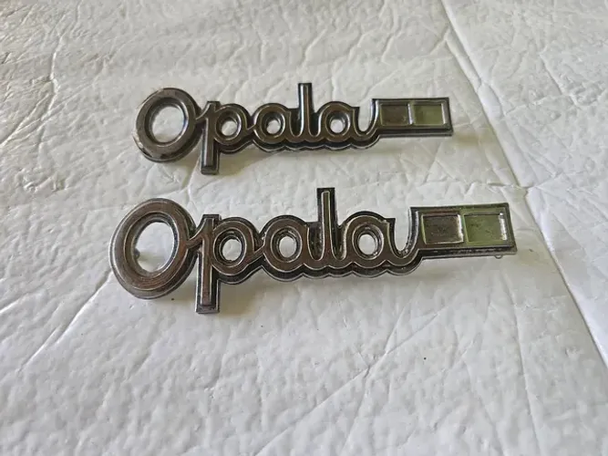 Opala par de emblemas laterais originais 