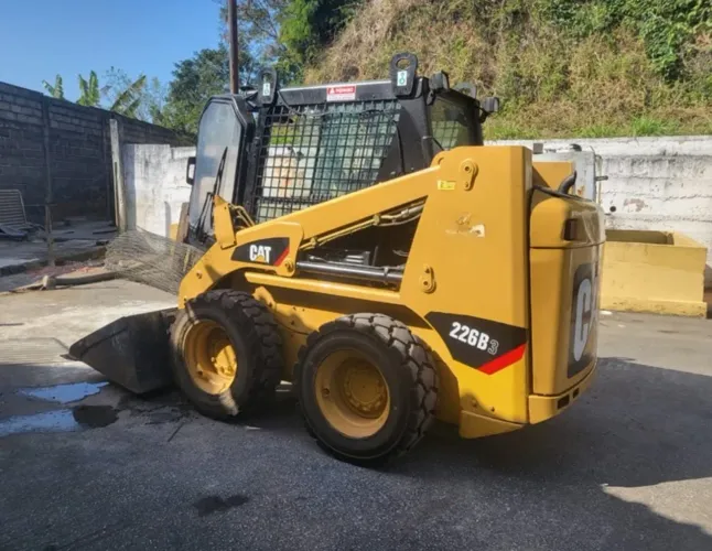 Minicarregadeira Caterpillar 226B3 ano 2013 com ar condicionado, no RJ