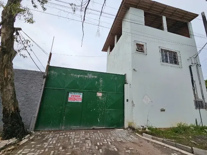 Área de 1.050 M2 (03 Terrenos juntos, Murado, Pavimentado com Pvs) Próximo a Isocil.