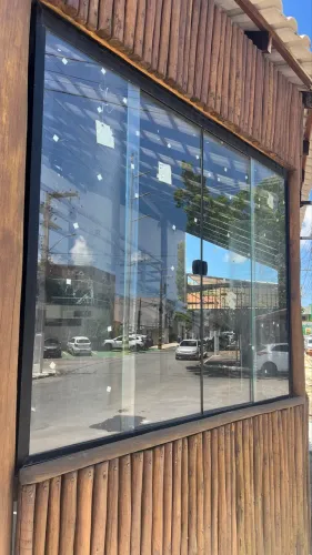 Janelas de Vidro Temperado 8mm - 4 Bandas (2 Fixas) em Excelente Estado