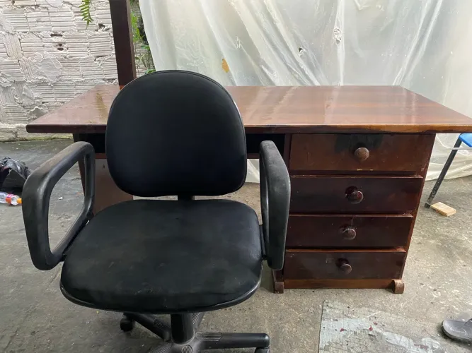 Escrivaninha de madeira maciça + cadeira de escritório