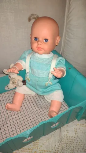 Antiga boneca Bebê Dengoso com bercinho em vinil com roupa em tecido Estrela