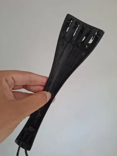 Cavalete, espigão de carbono e estandarte de violoncelo usados