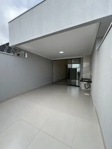 Casa Anapolis no Vida Nova com acabamento impecável e sala e cozinha com pé direito duplo