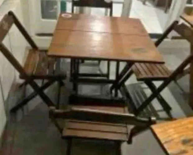 Mesas e cadeiras