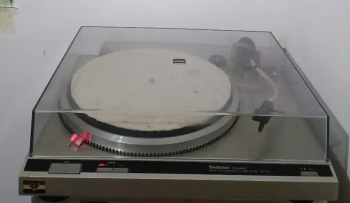 Toca discoTechinics com cápsula e agúlha Ortofon