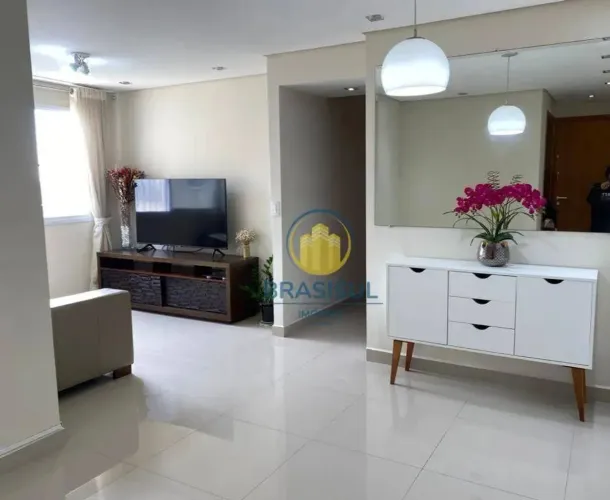 3 quartos, sendo 1 suíte com armários embutidos. 2 banheiros com box de vidro e sala com 2