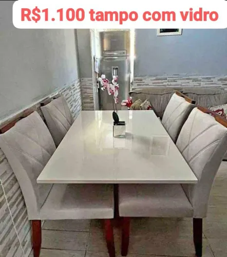 Mesa de jantar tampo com vidro e cadeiras em madeira maciça