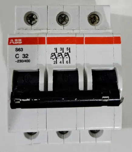 Disjuntor ABB S63 C32 3 polos 230/400V