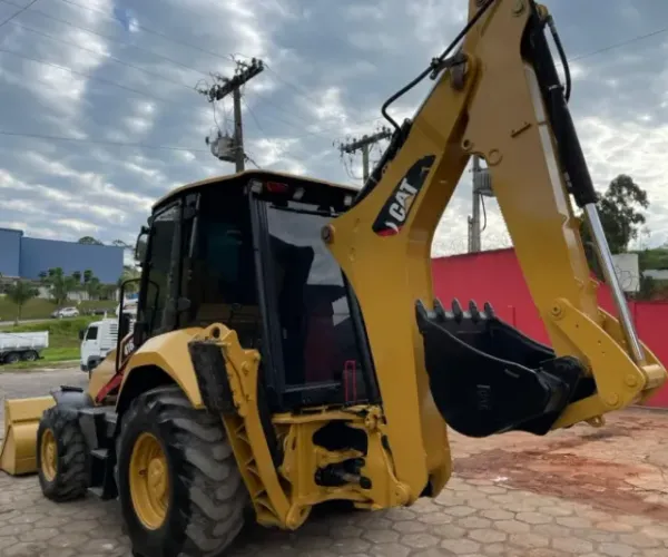 Retroescavadeira Caterpillar 416 2016 (Transferência de divida)