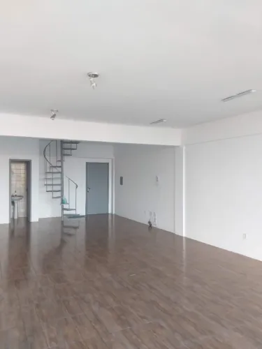 Vendo sala comercial duplex de frente para a avenida Assis Brasil.