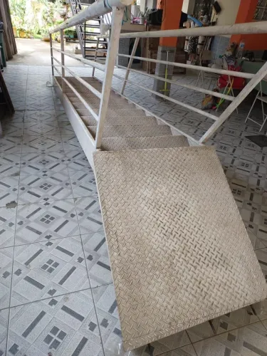 Escada de ferro comprimento 4,30m incluindo 1m de patamar superior-altura 2,80m
