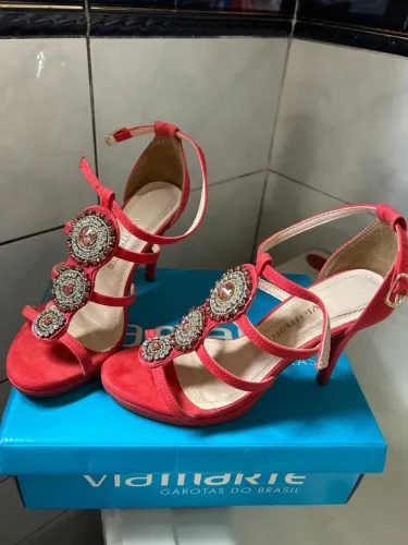 Sandália Via Marte Vermelha com Detalhes