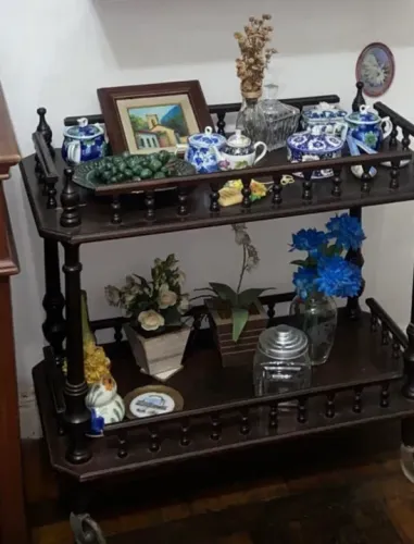 Carrinho de chá vintage em madeira