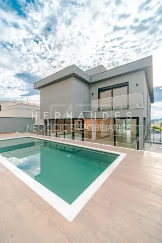 Casa de Alto Padrão no Condomínio Villa Solaia ? Alphaville com 4suítes e 4 vagas de carro