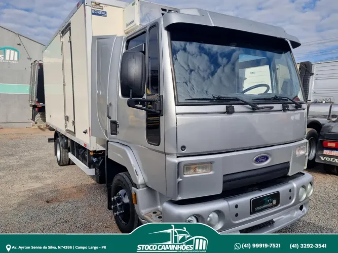 Ford Cargo 816, ano 2013, com baú camara fria.