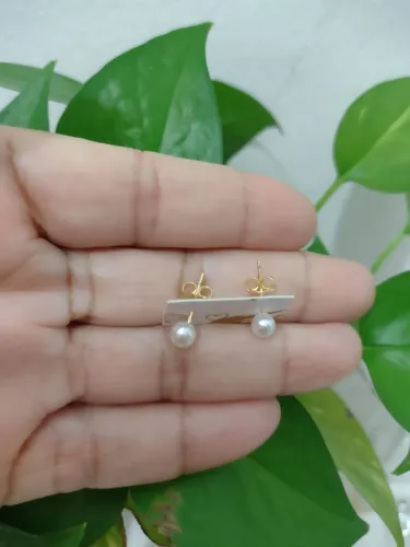 Brinco em pérola semijóias banhado a outro 18k .