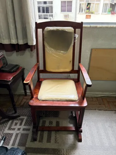 Cadeira de balanço de madeira 