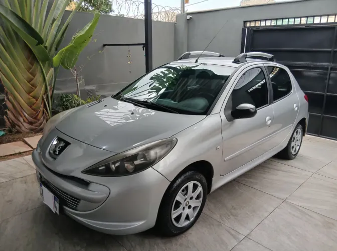 Peugeot 207 XR 1.4 Flex 8V 5P 2011