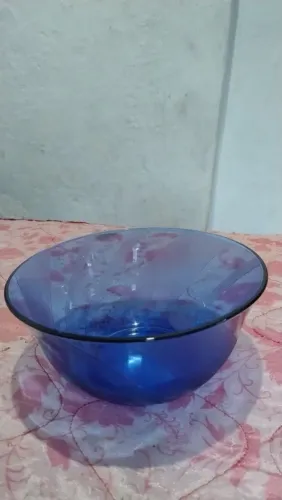 Tigela azul em vidro lapidado