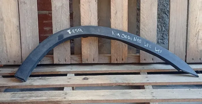 MOLDURA PARALAMA TRASEIRO ESQUERDO KIA SORENTO 10/11 COM DETALHE NAS GARRAS