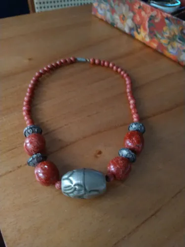 Colar de contas vermelhas com pingente