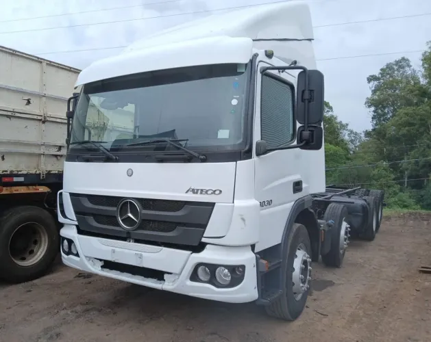 MB Atego 3030 ano 2022, 8x2, Bitruck no chassi, em SC