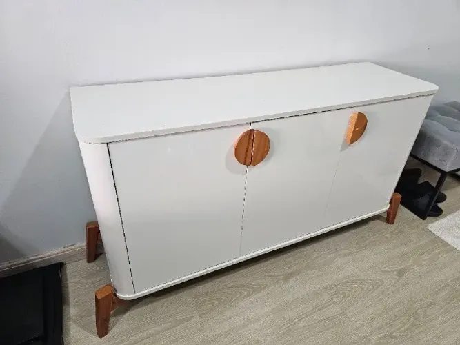 Buffet Balcão 3 Portas com Pés em Madeira Off White - Novíssimo