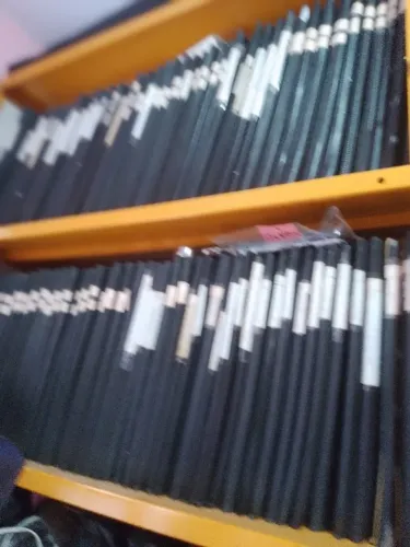 modulos de fero laminado na parede, com 300 pasta catalogo com partituras de piano;