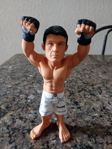 Boneco MMA Chanel em bom estado de conservação e