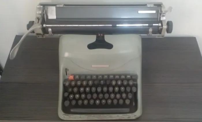  Máquina de Escrever Olivetti