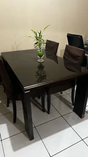 Mesa de vidro com 2 cadeiras