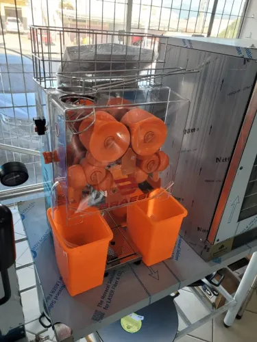 NZ. Máquina de suco natural de laranja BRAESI